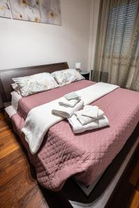 ein Schlafzimmer mit einem Bett, auf dem Handtücher liegen in der Unterkunft Casa Malignani in Lunghezza + 30 Fotos