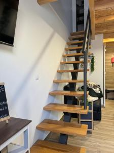 una scala in una casa con gradini in legno di Ninho D'Alegria a Peniche