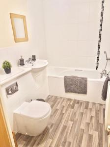 Et badeværelse på Ashford Retreat - 2 Bedroom 2 Bath great for families, business or contractor stays wt parking