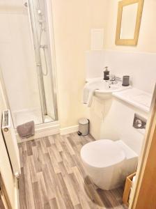 Et badeværelse på Ashford Retreat - 2 Bedroom 2 Bath great for families, business or contractor stays wt parking + 19 billeder