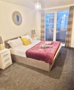 En eller flere senge i et værelse på Ashford Retreat - 2 Bedroom 2 Bath great for families, business or contractor stays wt parking