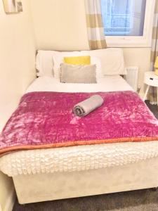 En eller flere senge i et værelse på Ashford Retreat - 2 Bedroom 2 Bath great for families, business or contractor stays wt parking