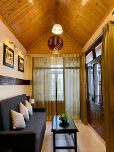 Khu vực ghế ngồi tại The Mall Ethos - On Mall Road - Kitchen - Sleeps 4
