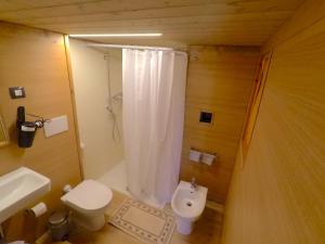 un bagno con wc, lavandino e doccia di Glamping Podere Poggiagrilli a San Gervasio Altre 28 foto