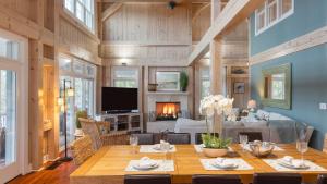 TV/trung tâm giải trí tại Seaclusion by AvantStay Walk to the Beach