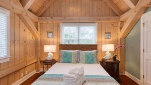 Giường trong phòng chung tại Seaclusion by AvantStay Walk to the Beach