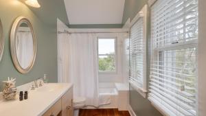 Phòng tắm tại Seaclusion by AvantStay Walk to the Beach +42 ảnh