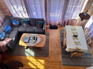 an overhead view of a living room with a couch and a table at Øen Hytter - Hytte 2 in Sørbø