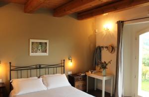een slaapkamer met een bed en een raam bij Agriturismo Ceriano in Modigliana +74 foto's