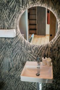 een badkamer met een wastafel en een spiegel bij die Harmonie in Nauders