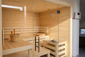 sauna con panca e tavolo in camera di HausLIEBLINGSPLATZ - am Meer - Luxus Villa mit 4 Schlafzimmern, 3 Badezimmern Sauna, Kamin, Weber-Grill und Wallbox a Dranske