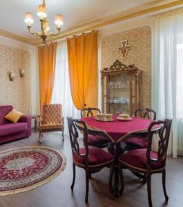 un soggiorno con tavolo e divano viola di Dal Bigio in Piazzetta a Valfabbrica