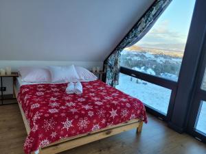 un letto in una camera con una grande finestra di Ostre Natura a Ostre