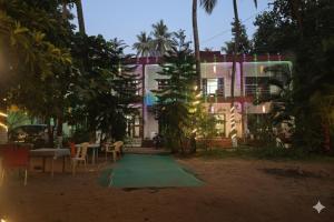 una casa con un tappetino verde davanti di Konkan Paradise-Siddhivinayak,Devbag Beach Resort a Malwan