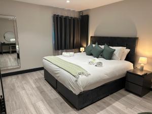 ein Schlafzimmer mit einem großen Bett mit grünen Kissen in der Unterkunft 6Adelphi in Preston