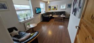 een woonkamer met een bank en een tafel bij Fihermans House Joanna in Hirtshals