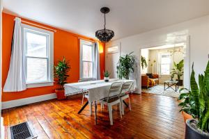 Et opholdsområde på Downtown Columbus & Short North 2BR Home - Sleeps up to 10 Guests - By Convention Center & Nationwide Arena - Free Parking - Over 5,800 Five Star Stays - Casita Verde by Jungle House