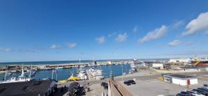 een groep boten aangemeerd in een jachthaven bij Fihermans House Joanna in Hirtshals