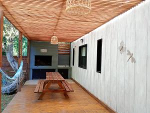 a patio with a picnic table and a ceiling at Casa Manantial MAR AZUL in Mar Azul