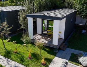 un gazebo con tavolo e sedia in cortile di Pixel - Tiny Village a Târgu Secuiesc