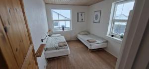 een kleine kamer met een bank en een raam bij Fihermans House Joanna in Hirtshals