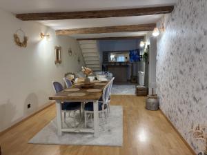 a kitchen and dining room with a table and chairs at Petit cocon à 5 min de Sedan in Sedan