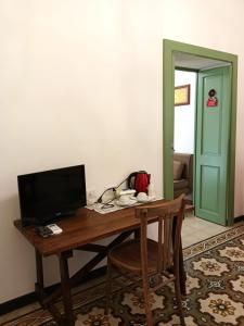 een kamer met een bureau met een computer erop bij La Casa Vecchia in Nuraminis