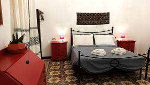 een slaapkamer met een bed met handdoeken erop bij La Casa Vecchia in Nuraminis