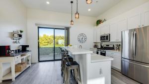 Nhà bếp/bếp nhỏ tại 2 Oceanfront Homes w Rooftop Deck Views Steps to the Sand