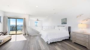 Giường trong phòng chung tại 2 Oceanfront Homes w Rooftop Deck Views Steps to the Sand