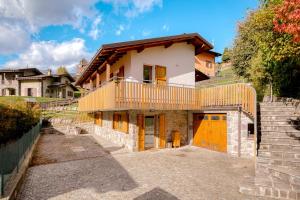 una casa con un balcone in cima di Baitèl - Tra il cielo e le Alpi a Gromo