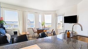 una cucina e un soggiorno con vista sull'oceano di 2 Cayucan Bungalows Steps to Beach Shared Lounge Sleeps 12 a Cayucos