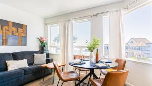 un soggiorno con un divano e un tavolo di 2 Cayucan Bungalows Steps to Beach Shared Lounge Sleeps 12 a Cayucos