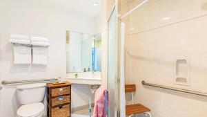 un bagno con un water e un lavandino di 2 Cayucan Bungalows Steps to Beach Shared Lounge Sleeps 12 a Cayucos Altre 33 foto