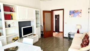 a living room with a couch and a television at SE081 - Comodo trilocale a Marotta in Marotta