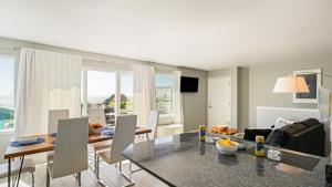 Et opholdsområde på Cayucos Duo 2 Bungalows w Views Lounge Space Pet Friendly