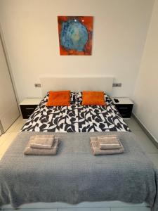 een slaapkamer met een bed met twee kussens erop bij Amber Terrace - Torrevieja in Torrevieja +19 foto's