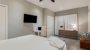 Et tv og/eller underholdning på Cayucos Duo 2 Bungalows w Views Lounge Space Pet Friendly