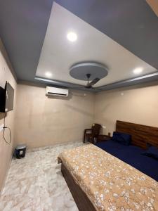 a bedroom with a bed and a ceiling at Laxmi Dham Guest House in Chhatikara