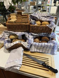 een tafel met manden vol brood en een mes bij Rasta Arboga in Arboga