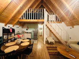 a kitchen and dining room with a table in a room at Cabañas RyL Aeropuerto in Puerto Montt +4 photos