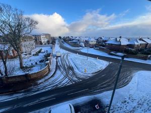 una strada cittadina con strade e case coperte di neve di Taunton House a Great Yarmouth