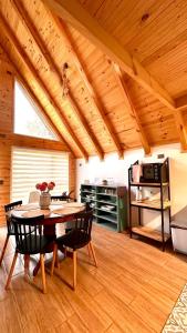 a kitchen with a table and chairs in a room at Cabañas RyL Aeropuerto in Puerto Montt