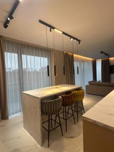 una cucina con isola e sgabelli da bar di Knight Home a Voluntari