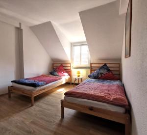 twee bedden in een kamer met een zolder bij Hotel-Pension zum Hirsch in Hattersheim +46 foto's