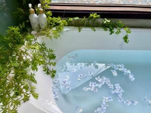 a bath tub with flowers in a window at tinys house in Lạc Dương