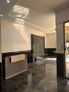 una hall con un grande schermo in un edificio di Residence Ndeye Ngouye a Dakar