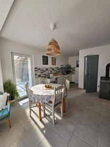 una sala da pranzo e una cucina con tavolo e sedie di Birslak a Makkoshotyka