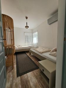 una piccola camera da letto con un letto e una finestra di Birslak a Makkoshotyka Altre 6 foto