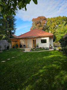 una piccola casa bianca con tetto rosso di Birslak a Makkoshotyka